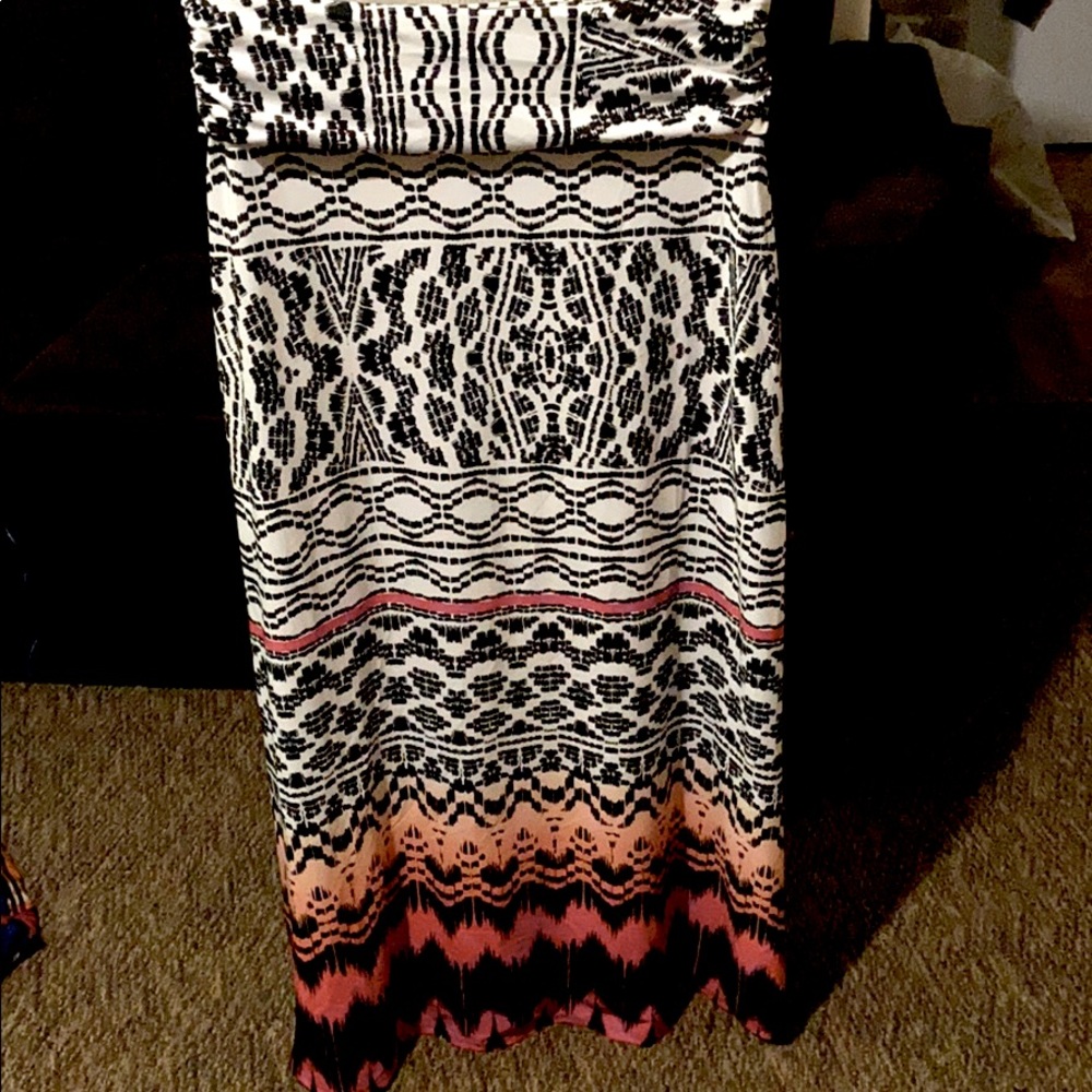 Long pattern ‘FLIRTATIOUS’ skirt